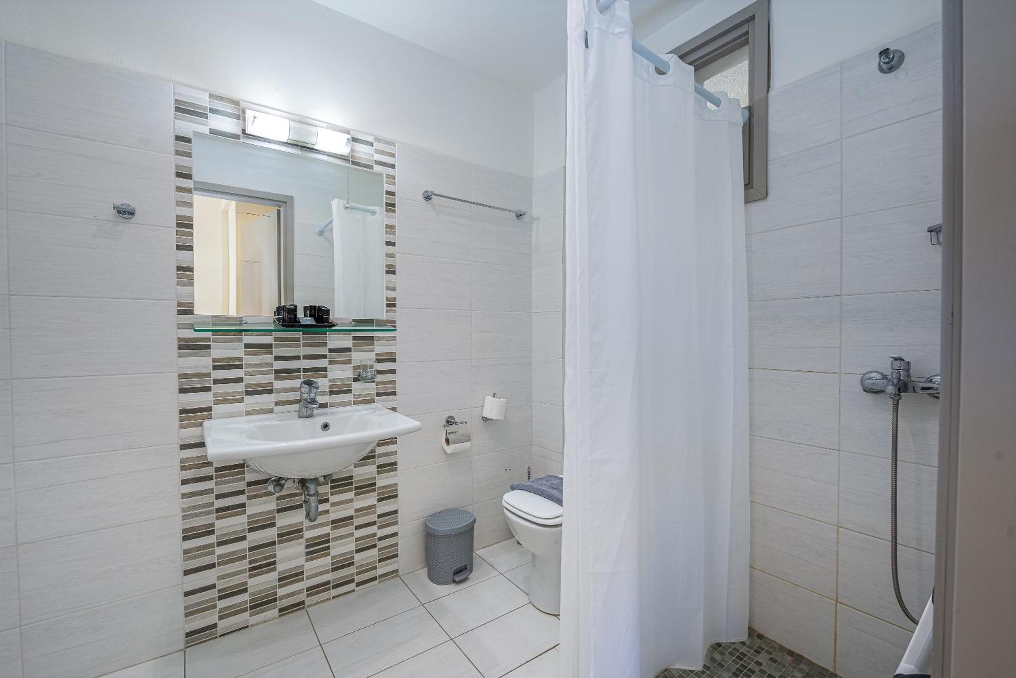 Erato Hotel Agia Marina  Esterno foto